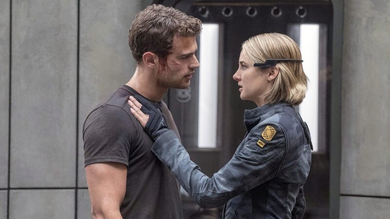 Tris (Shailene Woodley) und Four (James Theo) suchen nach einer Lösung für den Frieden. – Bild: RTL Zwei Tris (Shailene Woodley) und Four (James Theo) suchen nach einer Lösung für den Frieden. – Bild: RTL Zwei