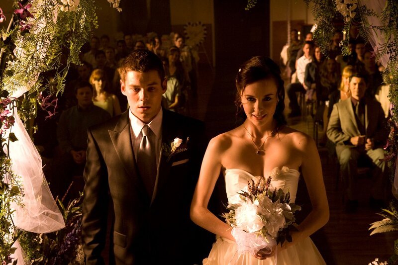 Brian J. Smith; Elyse Levesque – Bild: SYFY