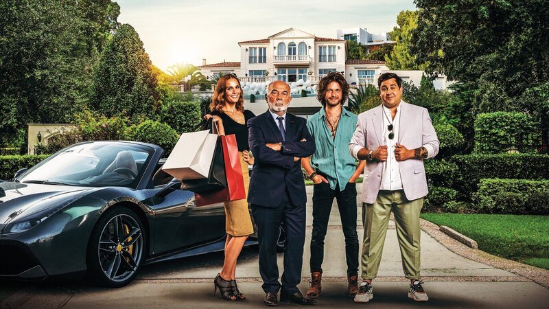 Der Millionär und Unternehmer Francis Bartek finanziert das komplette Leben seiner drei erwachsenen, aber unselbstständigen Kinder Stella, Alexandre und Philippe. Von links: Stella Bartek (Camille Lou), Francis Bartek (Gérard Jugnot), Alexandre Bartek (Louka Meliava) und Philippe Bartek (Artus) – Bild: ZDF und ARNAUD_BORREL./ARNAUD_BORREL Der Millionär und Unternehmer Francis Bartek finanziert das komplette Leben seiner drei erwachsenen, aber unselbstständigen Kinder Stella, Alexandre und Philippe. Von links: Stella Bartek (Camille Lou), Francis Bartek (Gérard Jugnot), Alexandre Bartek (Louka Meliava) und Philippe Bartek (Artus) – Bild: ZDF und ARNAUD_BORREL./ARNAUD_BORREL