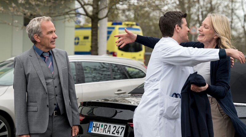 Ben (Philipp Danne) heißt seine Eltern Anne-Charlotte Ahlbeck (Katja Weitzenböck) und Richard Ahlbeck (Paul Frielinghaus) im Johannes-Thal-Klinikum willkommen. – Bild: ARD/​Jens-Ulrich Koch