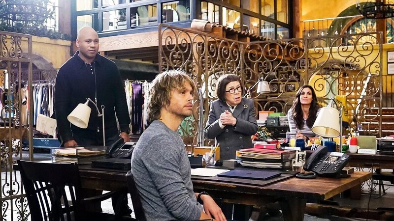 L-R: Special Agent Sam Hanna (LL COOL J), LAPD Liaison Marty Deeks (Eric Christian Olsen), Henrietta „Hetty“ Lange (Linda Hunt), Special Agent Kensi Blye (Daniela Ruah) – Bild: PLURIMEDIA (CBS Broadcasting Inc.)