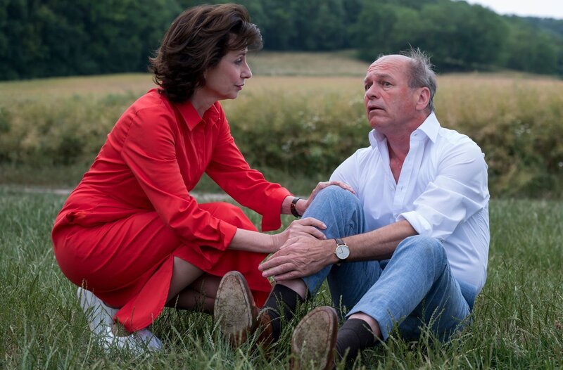 Wolfgang Berger (Horst Günter Marx, r.) bricht zusammen und sein Zustand verschlechtert sich zunehmend. Karin (Marijam Agischewa, l.) versucht ihn zu beruhigen. – Bild: ARD/​Jens-Ulrich Koch