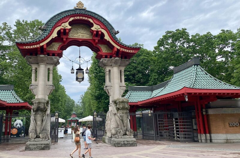 Berlin - Kalter Krieg der Zoos – Bild: Heike Nikolaus/​doc.station /​ Das Elefantentor ? Eingang zum Zoologischen Garten im ehemaligen Westteil Berlins, dem ältesten Zoo Deutschlands