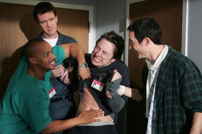 Haben viel Spaß miteinander: Turk (Donald Faison, l.), der Hausmeister (Neil Flynn, 2.v.l.), J.D. (Zach Braff, 2.v.r.) und Dan (Tom Cavanagh, r.) … – Bild: Touchstone Television