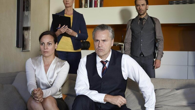 Margarethe Ruhnau (Sylke Hannasky, l.) und Dr. Ruhnau (Christoph Gareisen) verfolgen mit der Psychologin (Maria Gardenier) und Hauptkommissar Schwarz (Daniel Wiemer, r.) die TV-Berichterstattung über die Entführung ihrer Tochter. – Bild: MG RTL D /​ Guido Engels