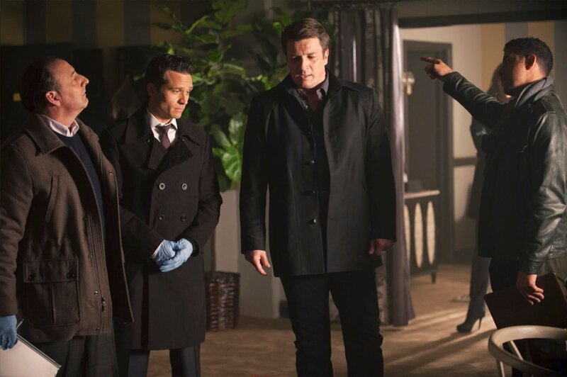 L-R: M.E. Sidney Perlmutter (Arye Gross), Kevin Ryan (Seamus Dever), Richard Castle (Nathan Fillion), Javier Esposito (Jon Huertas) – Bild: ABC Studios /​ UNIVERSAL CHANNEL