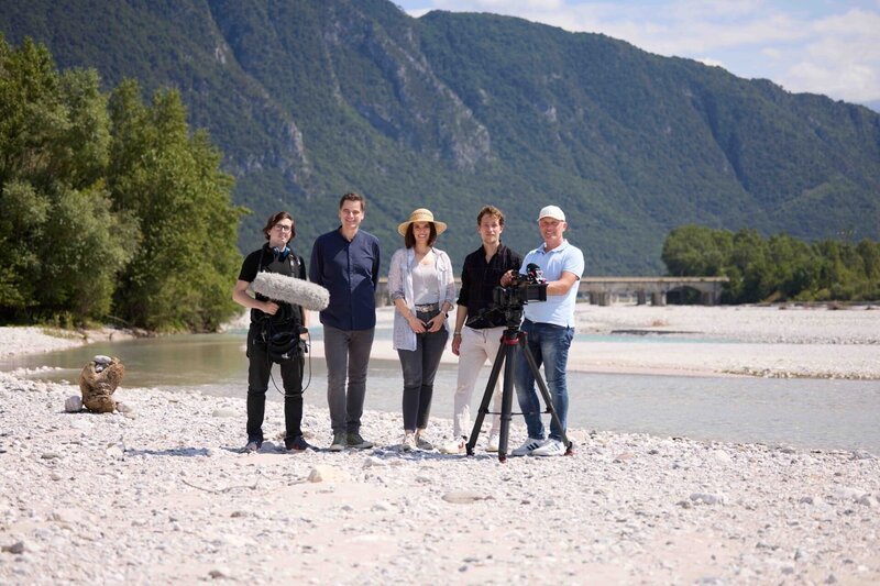 Sebastian Wirth (Ton), Edgar Unterkirchner (Musiker), Iris Hofmeister (Redaktion), Simon Stadler (Musiker) und Benito Oliva (Kamera) bei den Dreharbeiten am Tagliamento-Fluss. – Bild: ORF/​C&G Pictures/​Gerhard Donauer
