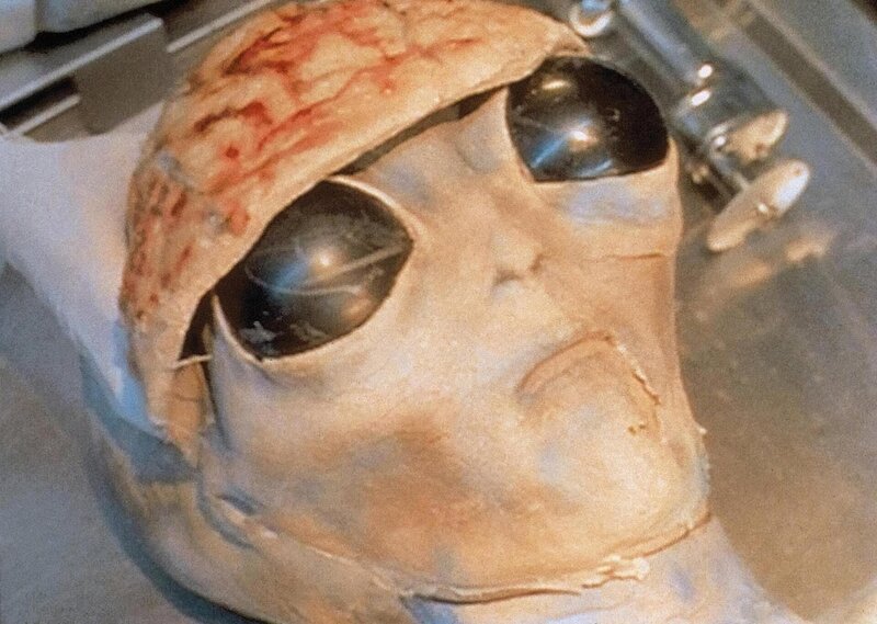 Unter der taeuschend echte Maske eines toten Ausserirdischen verbirgt sich die Leiche eines Air-Force-Piloten. – Bild: PRO SIEBEN