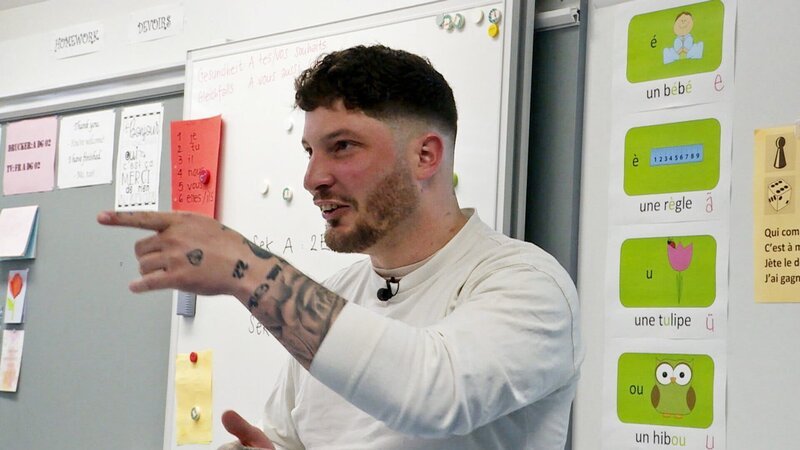 Reporter Jung und kriminell – Ex-Häftling Ilias Schori klärt auf Vom Saulus zum Paulus: Ex-Häftling Ilias Schori (30) klärt an Schulen und in Heimen über die Folgen von Jugendkriminalität auf. Copyright: SRF – Bild: SRF