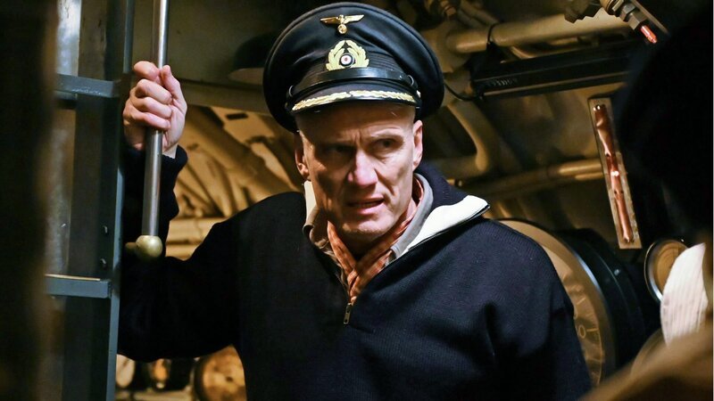 Der altgediente U-Boot-Kommandant Hans Kessler (Dolph Lundgren) erhält den Auftrag, mit den mehreren U-Booten an die US-Küste durchbrechen und New York mit speziellen V1-Raketen angreifen. – Bild: RTL Zwei