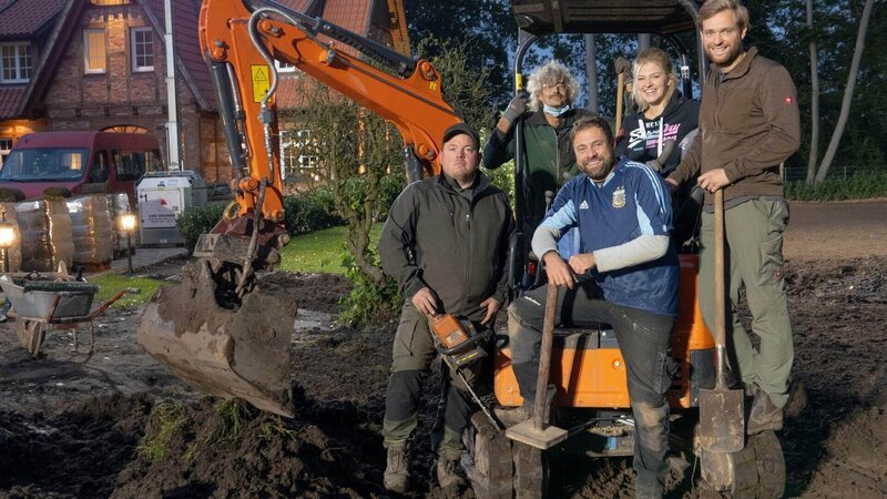 V.l.: Henrik, Ralf, Claus mit Katharina und Jan – Bild: TVNOW /​ Tokee Bros.