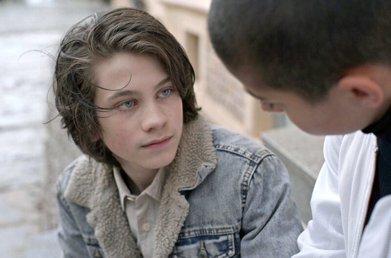 Evolution – Bild: 2021 Match Factory Productions/​Proton Cinema /​ Jonas (Goya Rego, li.) fühlt sich zu seiner Mitschülerin Yasmin (Padmé Hamdemir, re.) hingezogen.