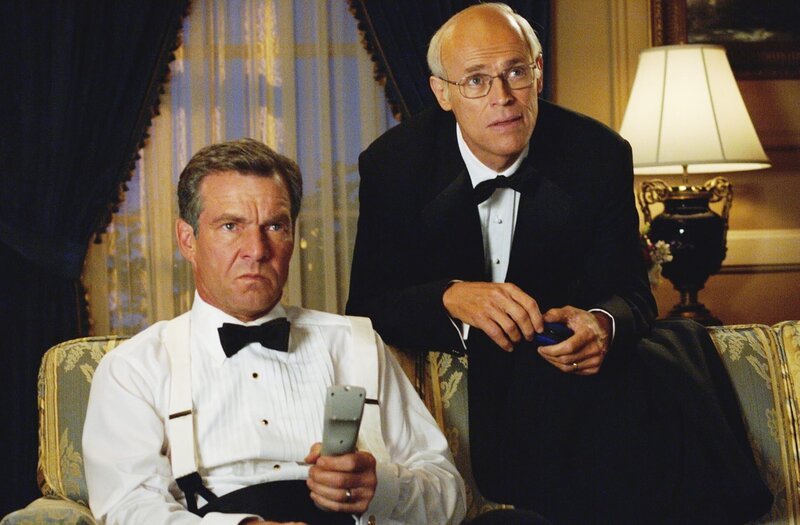 Um US-Präsident Staton (Dennis Quaid, li.) vor seiner Wiederwahl zurück ins Rampenlicht zu bringen, beschließt sein manipulativer Stabschef Wally Brown (Willem Dafoe), dass er VIP-Jurymitglied bei „American Dreamz“, der berühmtesten Casting-Show des Landes, werden soll. – Bild: port.hu Um US-Präsident Staton (Dennis Quaid, li.) vor seiner Wiederwahl zurück ins Rampenlicht zu bringen, beschließt sein manipulativer Stabschef Wally Brown (Willem Dafoe), dass er VIP-Jurymitglied bei „American Dreamz“, der berühmtesten Casting-Show des Landes, werden soll. – Bild: port.hu