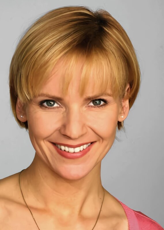 ARD/​MDR ANDREA KATHRIN LOEWIG Schauspielerin, spielt in der Arztserie „In aller Freundschaft“ die AnŠsthesieŠrztin Dr. Kathrin Globisch. © MDR/​ Jehnichen – honorarfrei, Verwendung nur im Zusammenhang mit o.g. MDR-Sendung bei Nennung „Bild: MDR/​ Jehnichen“. (S1) MDR-HA Kommunikation (0341) 300 6477 oder -6463 Fax -6456 email: pressefoto@mdr.de . 1_Andrea_Kathrin_Loewig_05 – Bild: One