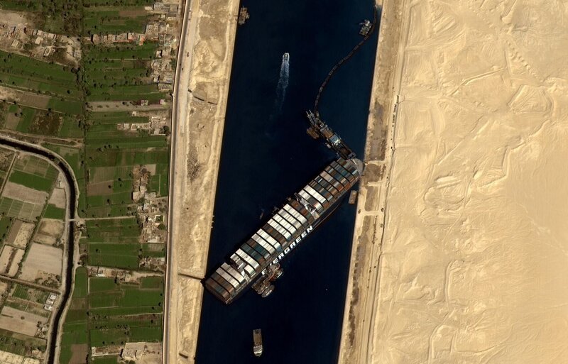Festsitzende Containerschiff „Ever Given“ auf dem Suezkanal in Ägypten +++ Die Verwendung des sendungsbezogenen Materials ist nur mit dem Hinweis und Verlinkung auf RTL+ gestattet. – Bild: Getty images /​ Anadolu /​ Contributor /​ Staudämme