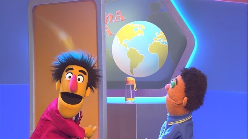 Rüdiger begrüßt Rick und seine Flasche bei „Prima Klima“. – Bild: NDR/​Sesame Workshop