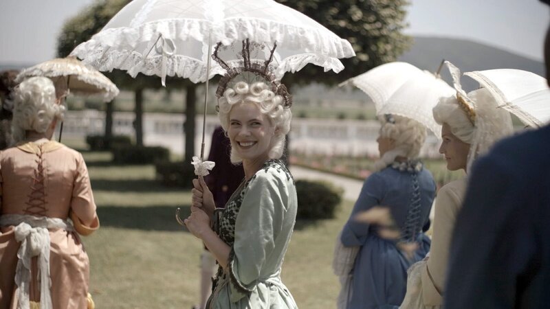 Schloss Hof, die aufwändigste und prächtigste Gartenanlage der österreichischen Erblande, wird schnell zum Treffpunkt der adeligen Hautevollee – sofern man eingeladen ist. – Bild: ORF/​Kurt Mayer Film