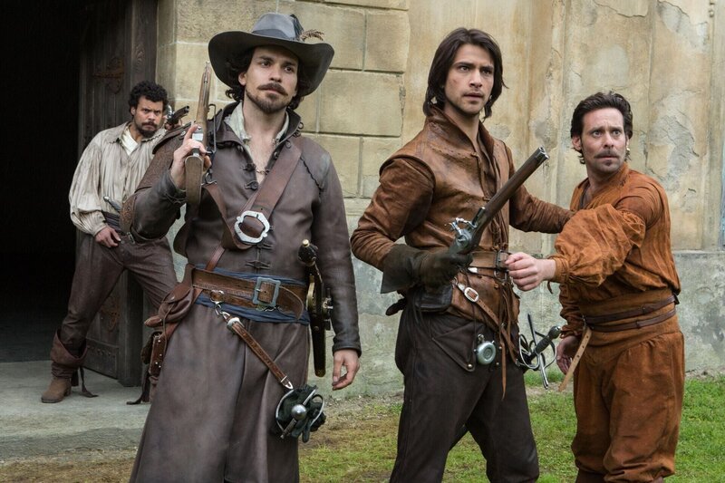 Howard Charles, Santiago Cabrera, Luke Pasqualino, Emile Bonnaire (James Callis) – Bild: BBC