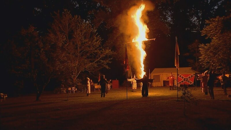 Zu den Symbolen des Ku-Klux-Klan zählt das brennende Kreuz. Mit ihm beruft sich die Organisation auf angeblich christliche Werte. – Bild: RMC PRODUCTION