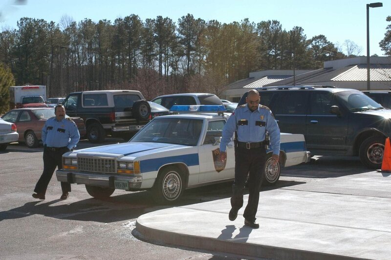 Police officers arrive at the scene of the robbery. – Bild: Fox Channel
