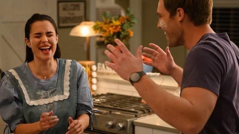 Tamara (Rhiannon Fish) und Evan (Kurt Szarka) haben Spaß beim Kuchenbacken. +++ Die Verwendung des sendungsbezogenen Materials ist nur mit dem Hinweis und Verlinkung auf RTL+ gestattet. +++ – Bild: Incendo
