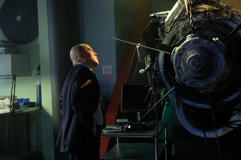 Der leitende Ermittler (gespielt von Von Flores) untersucht einen Propeller des abgestürzten TransAsia-Flugs 235. – Bild: PLURIMEDIA (Cineflix /​ Darren Goldstein)