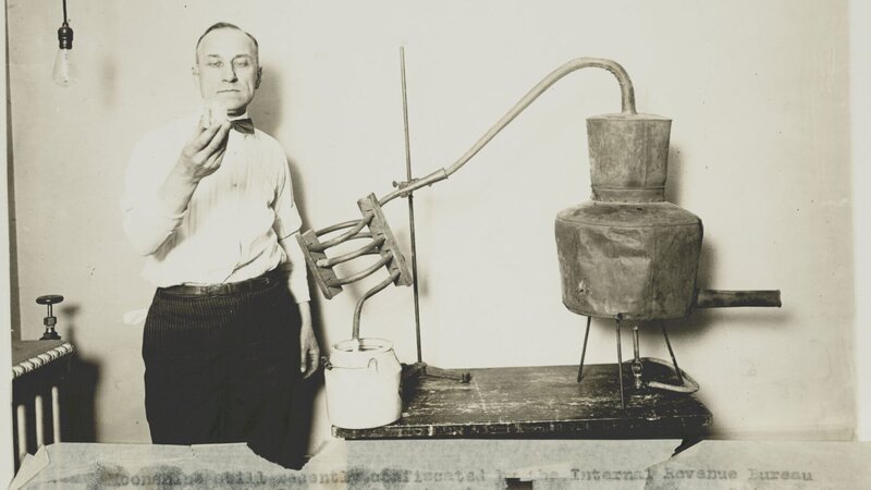 Die Prohibition sorgt für eine Flut schwarzgebrannten hochgiftigen Alkohols. – Bild: ZDF und Library of Congress/Library of Congress Die Prohibition sorgt für eine Flut schwarzgebrannten hochgiftigen Alkohols. – Bild: ZDF und Library of Congress/Library of Congress