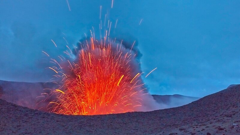 Bei Vulkanausbrüchen wird glühende Lava und Asche ausgeschleudert. – Bild: ZDF und Peter Unger © Getty Images./​Peter Unger © Getty Images