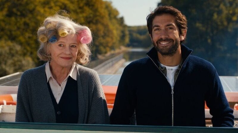 Romy hat wegen eines Anrufs von Kay aufgehört, Johanna (Lisa Kreuzer, l.) die Haare zu machen. Johanna stellt sich zu Pierre (Mathieu Delarive, r.) und redet mit ihm über das Leben. – Bild: port.hu