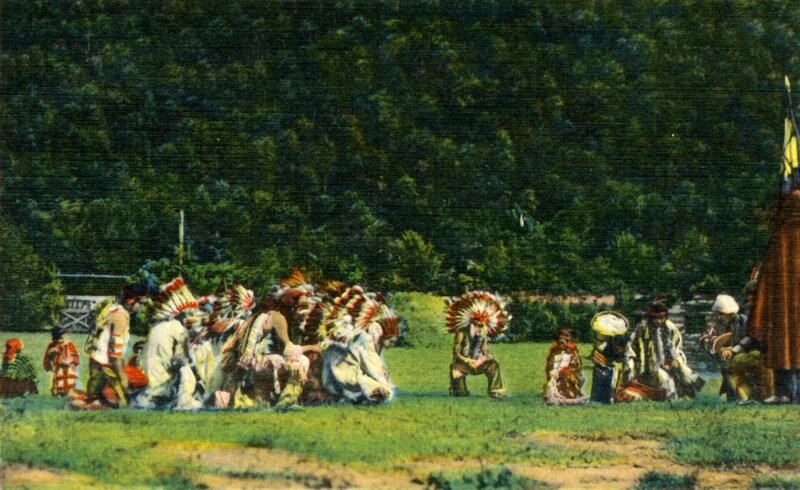 Cherokee-Indianer in voller Eingeborenentracht bei einem ihrer zeremoniellen Tänze – im Cherokee-Indianerreservat, das an den Great Smoky Mountains National Park angrenzt“, 1942. Aus „Souvenir of the Beautiful Carolinas“. [Curt Teich & Co., Chicago, 1942]. Künstler Unbekannt. – Bild: Print Collector /​ Getty Images /​ Hulton Archive /​ The Print Collector/​Heritage Images