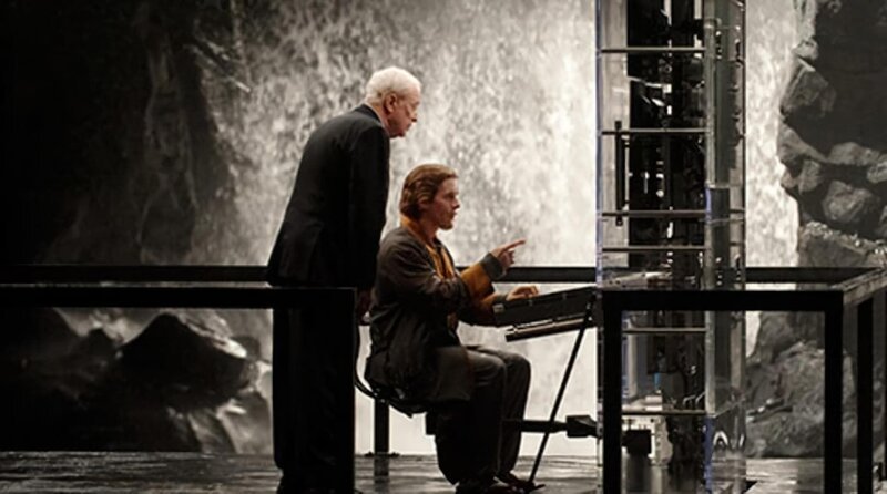 Bruce Wayne (Christian Bale, r.) und sein Butler Alfred (Michael Caine, l.) – Bild: Warner bros Bruce Wayne (Christian Bale, r.) und sein Butler Alfred (Michael Caine, l.) – Bild: Warner bros