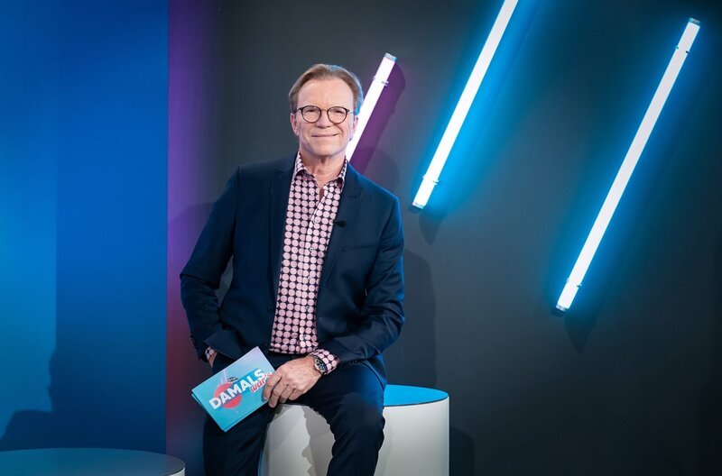 Moderator Wolfgang Lippert im Damals war’s – Studio – Bild: MDR/​Tom Schulze