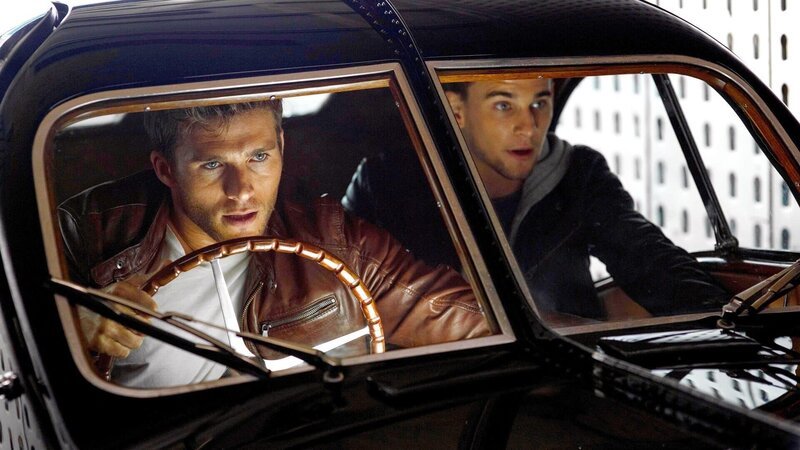 Die Brüder Andrew (Scott Eastwood, li.) und Garrett Forster (Freddie Thorp) sollen in Marseille einen 1937er Bugatti klauen … – Bild: Jessica Forde ©Jessica Forde Die Brüder Andrew (Scott Eastwood, li.) und Garrett Forster (Freddie Thorp) sollen in Marseille einen 1937er Bugatti klauen … – Bild: Jessica Forde ©Jessica Forde