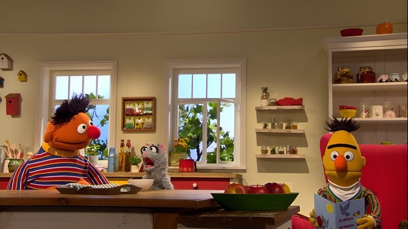 Bert (r.) ist verzweifelt. Ernies (l.) Katze miaut non-stop. – Bild: NDR/​Sesame Workshop