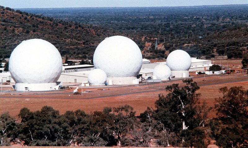 SYDNEY, AUSTRALIA – MAY 3: An undated file photo shows the radar domes of the top-secret joint US-Australian missile defence base at Pine Gap near Alice Spring in central Australia. US President George W. Bush announced 03 May 2001 that the base, built during the Cold War under the 1952 Defence Act, will play an important role in his missile defence system. The statement has increased tensions between Asutralia and China which fears the technology will create a military shield over Taiwan. (Photo credit should read STF/​AFP/​Getty Images) An undated file photo shows the radar domes of the – Bild: AFP/​Getty Images Lizenzbild frei
