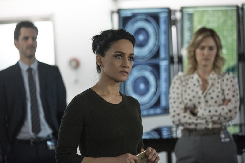 „Blindspot“, „Spurlos verschwunden.“ Kurt und Jane sind spurlos verschwunden. Bei ihrer letzten Mission haben sie verdeckt am Rande einer Umweltkonferenz ermittelt. Für einen ‚Emile‘ sollten sie undercover ein Objekt beschaffen. Offenbar handelte es sich bei dem ‚Objekt‘ jedoch in Wirklichkeit um die chinesische Wissenschaftlerin Dr. Chen. Diese hat eine neue bahnbrechende Technik erfunden, die aber auch zerstörerisch eingesetzt werden kann. Nun muss das Team versuchen, Kurt und Jane wieder aufzustöbern.Im Bild (v.li.): Aaron Abrams (Matthew Weitz), Archie Panjabi (Nas Kamal), Ashley Johnson (Patterson). – Bild: PLURIMEDIA (Warner Bros)