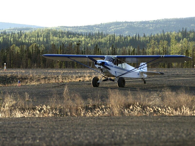 The plane is about to take off as Seth Fairbanks and Charlie Wright go to investigate the Yukon River break-up. – Bild: Discovery Communications