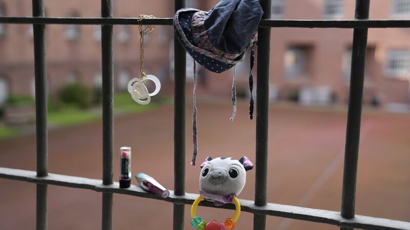 In Deutschland sitzen 38 Mütter mit 44 Kindern im Gefängnis. 2590 weibliche Strafgefangene sitzen derzeit in deutschen Gefängnissen. – Bild: ZDF und Nico Heinemann