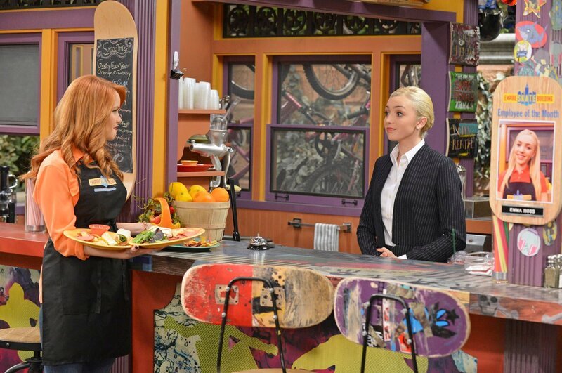 JESSIE – „Capture the Nag“ – When the kids are snowed in at the penthouse, an epic game of capture the flag ensues. Allegiances are tested, tricks are pulled and everyone goes a little overboard. This episode of „Jessie“ airs Tuesday, April 7 (7:00 PM – 7:30 PM ET/​PT), on Disney Channel. (Disney Channel/​Kelsey McNeal) MATT SHIVELY, KARAN BRAR; JESSIE – „Spaced Out“ – Ravi’s birthday present from his parents is a trip to outer space with the rest of the Ross kids and Jessie. Their trip takes an unexpected turn when Ravi ends up not going, in a new episode of „Jessie“ premiering Friday, July 25 (8:00 PM – 8:30 PM, ET/​PT) on Disney Channel. (DISNEY CHANNEL/​Ron Tom) SKAI JACKSON, CAMERON BOYCE, PEYTON LIST, JOHN RUBINSTEIN, KARAN BRAR, DEBBY RYAN; JESSIE – „Help Not Wanted“ – Jessie is in need of some extra money to buy a special gift for her dad’s birthday. She accepts a job at Empire Skate Building only to find out that Emma is her boss, in a new episode of „Jessie“ premiering FRIDAY, JUNE 13 (8:00 PM – 8:30 p.m., ET/​PT) on Disney Channel. (DISNEY CHANNEL/​Eric McCandless) DEBBY RYAN, PEYTON LIST – Bild: TABLOIDS OUT; NO BOOK PUBLISHING WITHOUT PRIOR APPROVAL. NO ARCHIVE. NO RESALE./​Eric McCandless