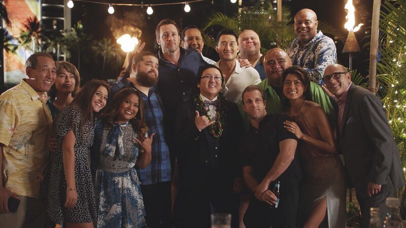 L-R: Sgt. Duke Lukela (Dennis Chun), Grace Williams (Tailor Grubbs), Nolan Cunha (Kimee Balmilero), Jerry Ortega (Jorge Garcia), Steve McGarrett (Alex O’Loughlin), Dr. Max Bergman (Masi Oka), Chin Ho Kelly (Daniel Dae Kim), Flippa (Shawn Mokuahi Garnett), Kamekona (Taylor Wily), Danny „Danno“ Williams (Scott Caan), Kono Kalakaua (Grace Park), Lou Grover (Chi McBride), Gerard Hirsch (Willie Garson). – Bild: 2016 CBS Broadcasting, Inc. All Rights Reserved /​ Norman Shapiro Lizenzbild frei