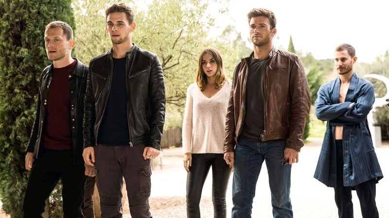 v.li.n.re.: Laurent Morier (Abraham Belaga), Garrett (Freddie Thorp), Stephanie (Ana de Armas), Andrew (Scott Eastwood) und Max Klemp (Clemens Schick) – Bild: Jessica Forde © Jessica Forde v.li.n.re.: Laurent Morier (Abraham Belaga), Garrett (Freddie Thorp), Stephanie (Ana de Armas), Andrew (Scott Eastwood) und Max Klemp (Clemens Schick) – Bild: Jessica Forde © Jessica Forde