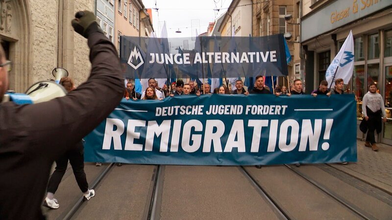Die vom Verfassungsschutz als rechtsextremer Verdachtsfall eingestufte AfD-Jugendorganisation fordert die millionenfache Vertreibung von Menschen aus Deutschland. – Bild: WDR Die vom Verfassungsschutz als rechtsextremer Verdachtsfall eingestufte AfD-Jugendorganisation fordert die millionenfache Vertreibung von Menschen aus Deutschland. – Bild: WDR