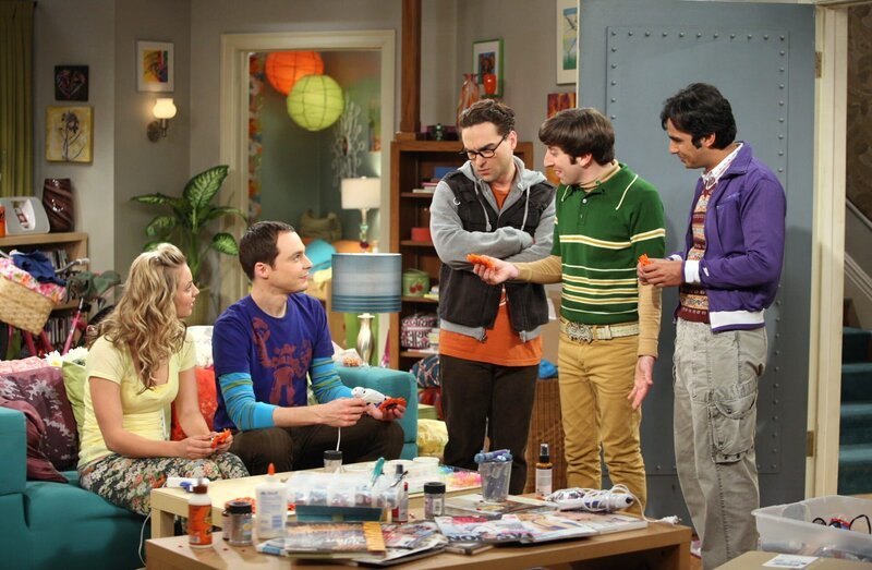 Leonard (Johnny Galecki, M.) hat für Pennys (Kaley Cuoco, l.) neues Unternehmen eine Webseite gebastelt. Dummerweise dort auch die Möglichkeit einer Expresslieferung eingerichtet, so dass sie nun gemeinsam mit Sheldon (Jim Parsons, 2.v.l.), Rajesh (Kunal Nayyar, r.) und Howard (Simon Helberg, 2.v.r.) über Nacht 1.000 Penny-Blütenträume herstellen und ausliefern müssen. Eine harte Aufgabe … – Bild: Warner Bros. Television Lizenzbild frei