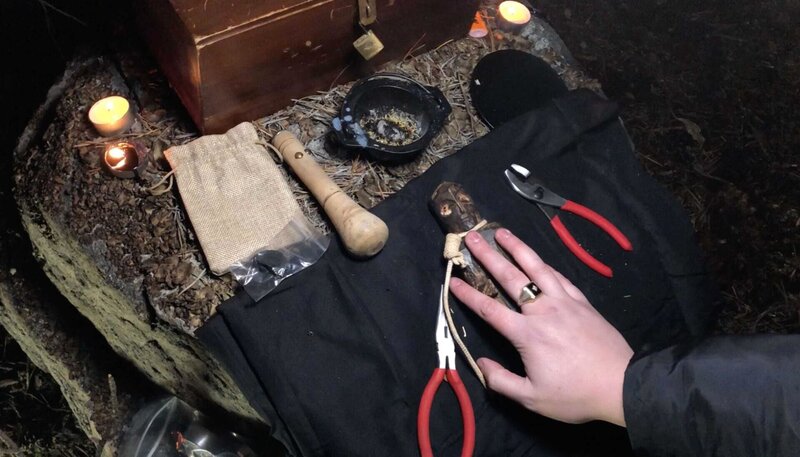 Der Crone ist die Definition eines verfluchten Objekts. Es ist dafür bekannt, seltsame und beängstigende Dinge in der Umgebung des Besitzers des Objekts zu verursachen. – Bild: aebox /​ © THE HISTORY CHANNEL /​ A+E Networks