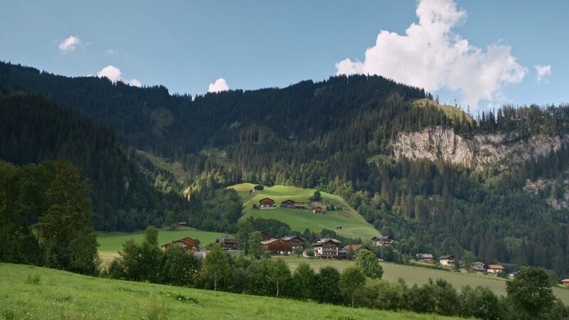 Die perfekte Mischung aus alpiner Höhenlage, lieblichen Almen und schroffen Felsen am Horizont im Pinzgau. – Bild: Bergblick