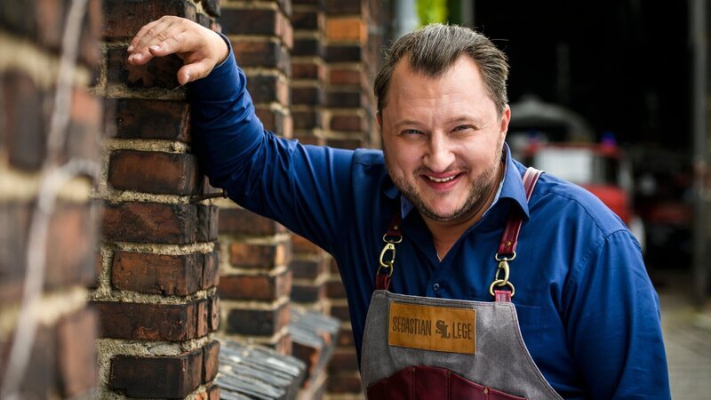 Sebastian Lege deckt die Tricks der Lebensmittelindustrie auf: Pesto fast ohne Basilikum, Garnelen aus Fleischbrei und Dosensuppen voller Algen, die nicht angegeben werden müssen. – Bild: Willi Weber