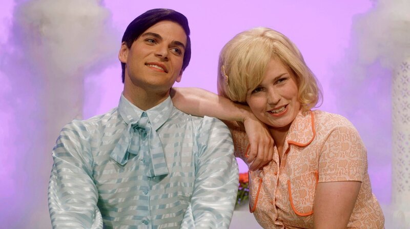 Kilian Berger (als Rex Gildo) und Sidsel Hindhede (als Gitte Hænning). – Bild: BR/RBB/Rosa-von-Praunheim-Filmproduktion Kilian Berger (als Rex Gildo) und Sidsel Hindhede (als Gitte Hænning). – Bild: BR/RBB/Rosa-von-Praunheim-Filmproduktion