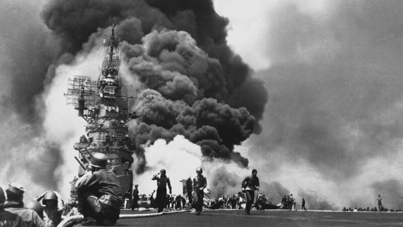 WWII in the Pacific – Der Pazifikkrieg_Der USS BUNKER HILL hit by two Kamikazes in 30 seconds on 11 May 1945 off Kyushu. Dead – 372. Wounded – 264. (Navy) NARA FILE #: 080-G-323712 WAR & CONFLICT BOOK #: 980WWII in the Pacific – Der Pazifikkrieg_Der USS BUNKER HILL hit by two Kamikazes in 30 seconds on 11 May 1945 off Kyushu. Dead – 372. Wounded – 264. (Navy) NARA FILE #: 080-G-323712 WAR & CONFLICT BOOK #: 980 – Bild: ZDF und National Archives./​National Archives