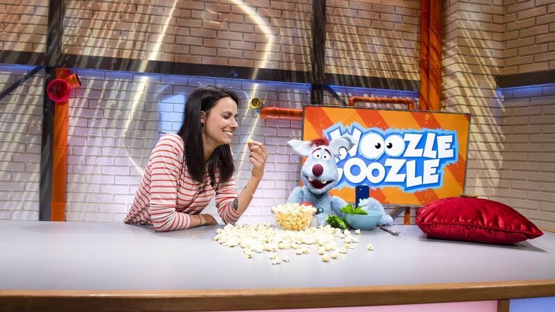 Woozle (re.) möchte sich als Eiskunstläufer versuchen und damit sogar bei den Woolympischen Winterspielen antreten. Außerdem steht bei Maria (li.) und Woozle ein Filmabend an. Ohne Explosionen und Erfindungen, dafür mit Popcorn. – Bild: Annette Etges/​SUPER RTL