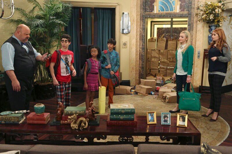 JESSIE – „The Runaway Bride of Frankenstein“ – As the Ross kids prepare for the Halloween Festival, the festivities take a scary turn when Brooks proposes to Jessie and she learns that none of the kids like him. This episode of „Jessie“ airs Thursday, October 2 (8:00 PM ET/​PT), on Disney Channel. (Disney Channel/​Isabella Vosmikova) PEYTON LIST, PIERSON FODE; JESSIE – „From the White House to our House“ – First Lady Michelle Obama guest stars in „Jessie,“ the hit comedy series for kids and tweens, in a storyline that raises awareness about the service, sacrifice and needs of military families. The episode, part of Disney’s long legacy of support for the U.S. Armed Services and the White House’s Joining Forces initiative, premieres FRIDAY, MAY 16 (8:00 p.m., ET/​PT) on Disney Channel. A Public Service Announcement also featuring Mrs. Obama accompanies the episode. – (DISNEY CHANNEL/​Adam Rose) VERNEE WATSON-JOHNSON, DEBBY RYAN, FIRST LADY MICHELLE OBAMA, SKAI JACKSON, YVETTE SAUNDERS, KYLA-DREW SIMMONS; JESSIE – „Morning Rush“ – A real-time countdown begins as Jessie races against the clock to insure the Ross kids get to school on time despite the countless obstacles that arise, in a new episode of „Jessie“ premiering FRIDAY, JUNE 27 (7:30 PM – 8:00 p.m., ET/​PT) on Disney Channel. (DISNEY CHANNEL/​Gilles Mingasson) KEVIN CHAMBERLIN (DIRECTOR), CAMERON BOYCE, SKAI JACKSON, KARAN BRAR, PEYTON LIST, DEBBY RYAN – Bild: TABLOIDS OUT; NO BOOK PUBLISHING WITHOUT PRIOR APPROVAL. NO ARCHIVE. NO RESALE./​Gilles Mingasson